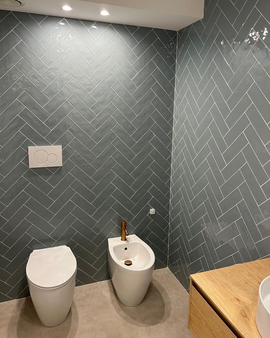 Baño con azulejo verde en espiga