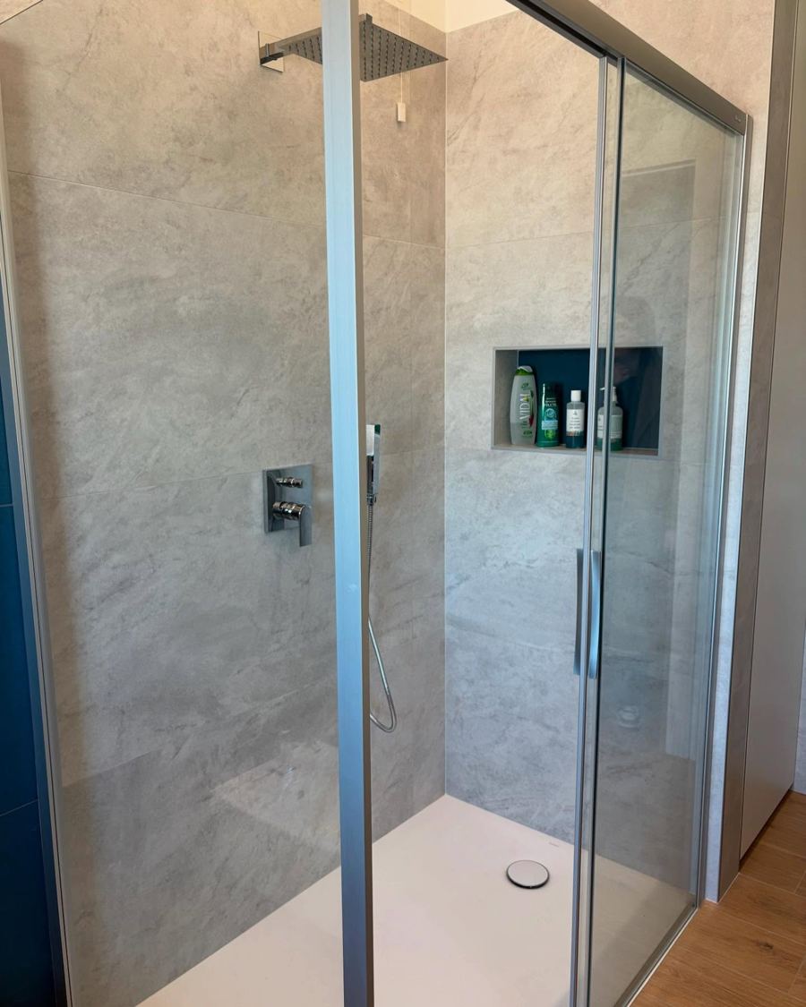 Ducha de obra con revestimiento efecto piedra