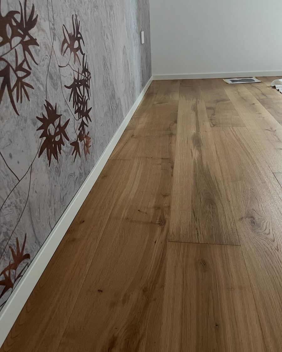 Pasillo con parquet de roble y papel pintado