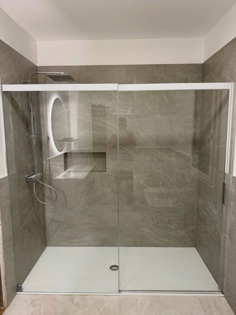 Ducha amplia con revestimiento gris